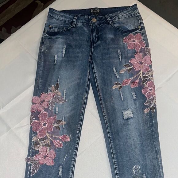 A. Z. I Women's Blue Jeans with Pink Floral Embroidery Size 4 - Picture 4 of 12